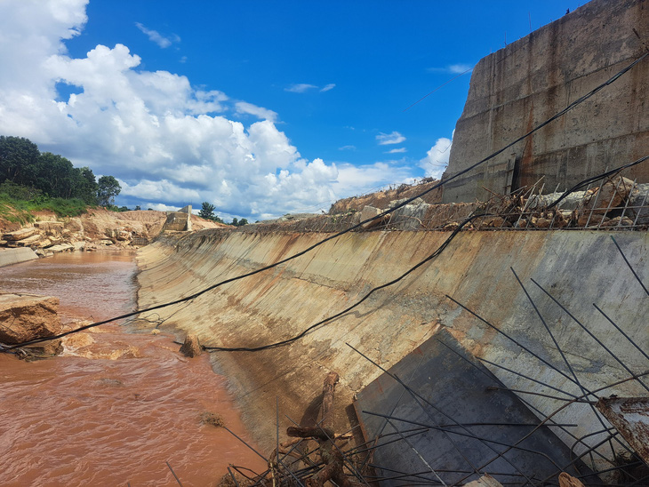Hiện trường sự cố vỡ tường dẫn nước thủy điện Ia Glae 2 trên địa bàn xã Ia Ga (huyện Chư Prông, Gia Lai) - Ảnh: L.K.