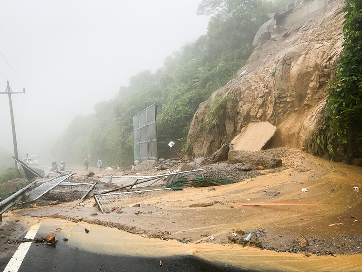 Khu vực bị nước mưa làm sạt lở trên đèo Hải Vân cách đỉnh đèo khoảng 2km về phía Đà Nẵng - Ảnh: TTVHTT&TT Phú Lộc