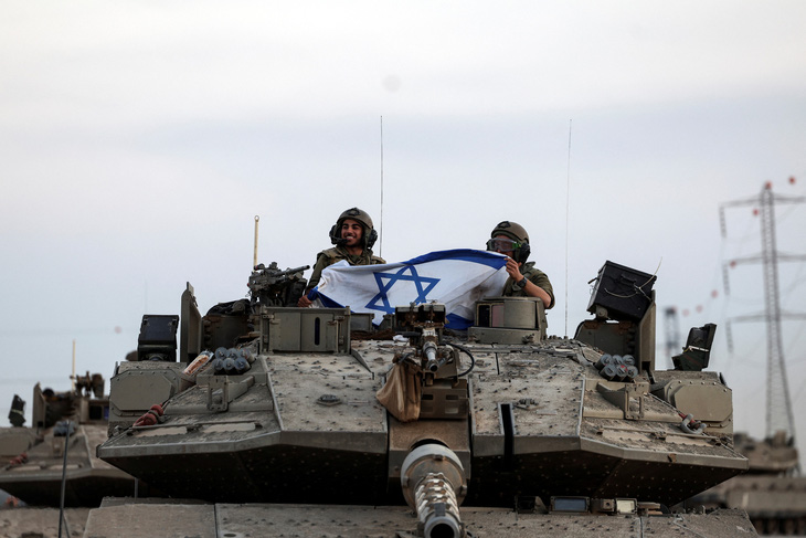Binh sĩ Israel trên một chiếc xe tăng gần biên giới giữa Israel và Dải Gaza, ở phía nam Israel, ngày 12-10 - Ảnh: REUTERS