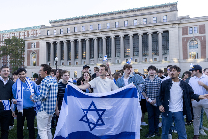 Một đám đông ủng hộ Israel tụ tập tại Đại học Columbia, thành phố New York, Mỹ ngày 12-10 - Ảnh: REUTERS