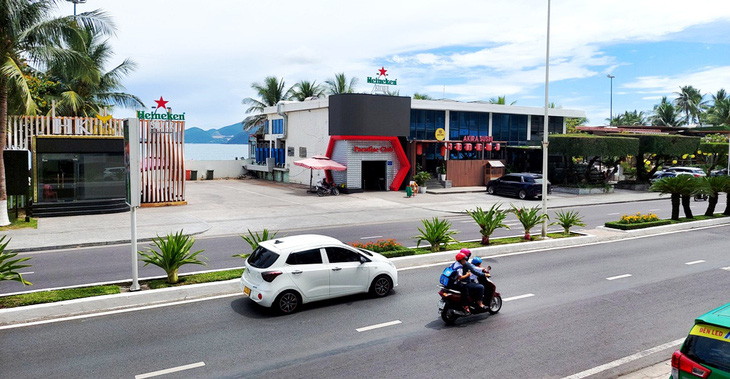 Khu du lịch Bốn Mùa Nha Trang bao gồm các nhà hàng nổi E-Land Four Seasons và vũ trường Paradise Club ngầm dưới mặt tầng tại bãi biển Nha Trang (Khánh Hòa) - Ảnh: PHAN SÔNG NGÂN