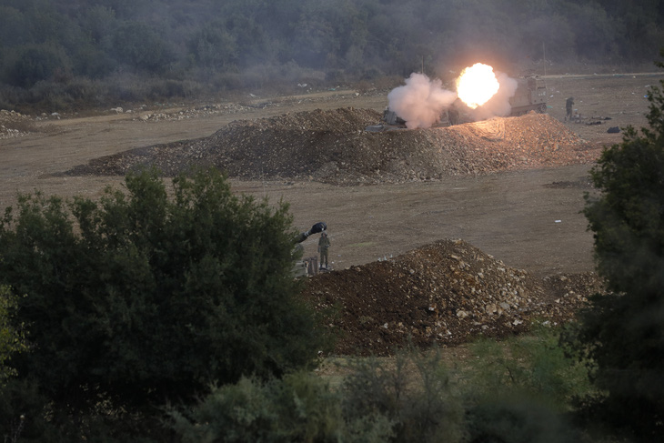 Israel bắn pháo về phía nhóm vũ trang Hezbollah ở phía nam Lebanon hôm 9-10 - Ảnh: AFP