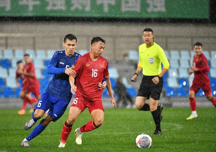 Nguyễn Thái Sơn (16) tranh bóng với cầu thủ Uzbekistan - Ảnh: UFA