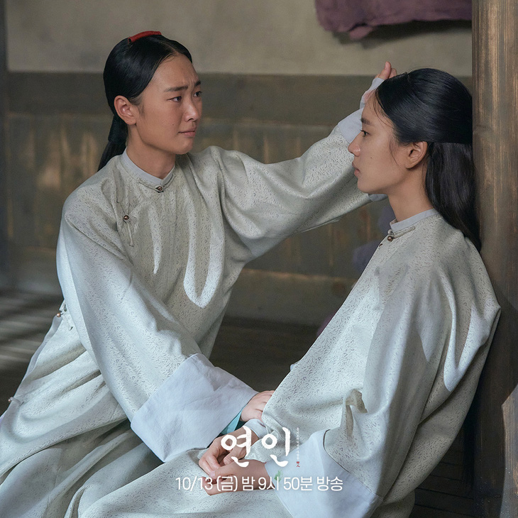 Gil Chae và hầu gái Jong Jong mặc trang phục nhà Thanh, gương mặt đầy lo lắng, bi thương