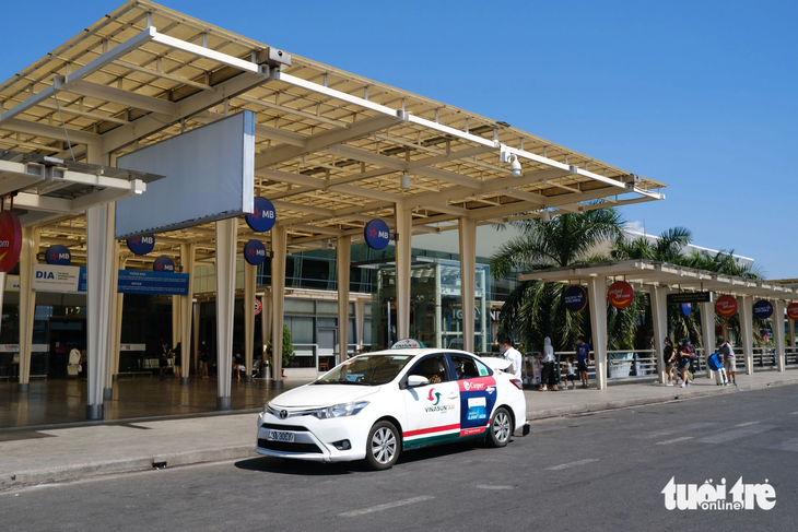 Taxi hoạt động đưa đón khách tại sân bay quốc tế Đà Nẵng - Ảnh: TẤN LỰC