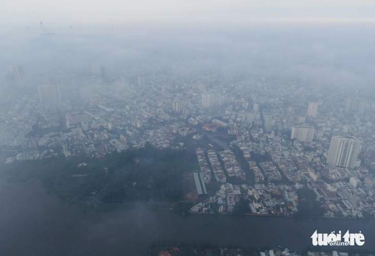 In addition to the hazy layer of fog, this morning Ho Chi Minh City also has a layer of low-level clouds flying absent-mindedly