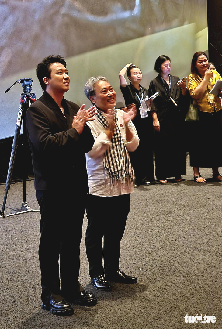 Đạo diễn Nguyễn Quang Dũng và diễn viên Trấn Thành sau một buổi chiếu phim hôm 11-10 - Ảnh: MI LY