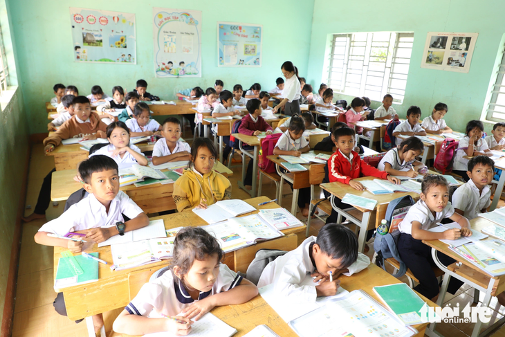 Do thiếu giáo viên, nhiều trường ở huyện Krông Pắk, Đắk Lắk phải ghép lớp nên sĩ số rất đông - Ảnh: TRUNG TÂN