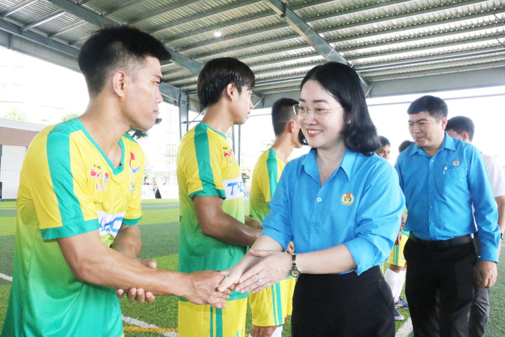 Bà Nguyễn Kim Loan - chủ tịch Liên đoàn Lao động tỉnh Bình Dương chúc mừng các đội dự giải trong lễ khai mạc sáng 13- 10 - Ảnh: HỮU HẠNH