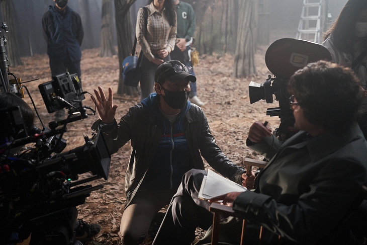 Đạo diễn Kim Jee Woon (giữa) chia sẻ: “Cobweb làm tôi nhớ lại phút giây mình yêu điện ảnh, và mơ giấc mộng làm phim.” - Ảnh: CJ Entertainment