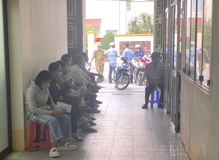 Ngưới dân ngồi chờ làm thủ tục đổi giấy phép lái xe tại Sở Giao thông vận tải TP Cần Thơ - Ảnh: M.C