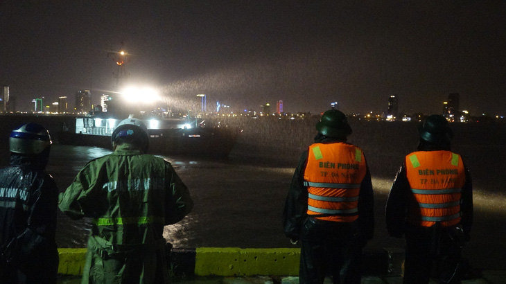 Lúc 21h05, tàu cá gặp nạn trên biển cùng 14 ngư dân đã được lai dắt vào bờ an toàn - Ảnh: NGỌC TRUNG