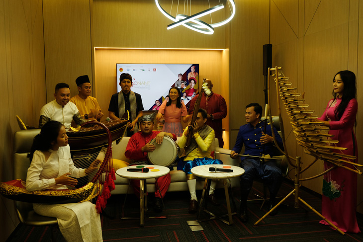 Các nghệ sĩ trong khu vực ASEAN cùng thể hiện một bản nhạc chung tại họp báo - Ảnh: ĐẬU DUNG