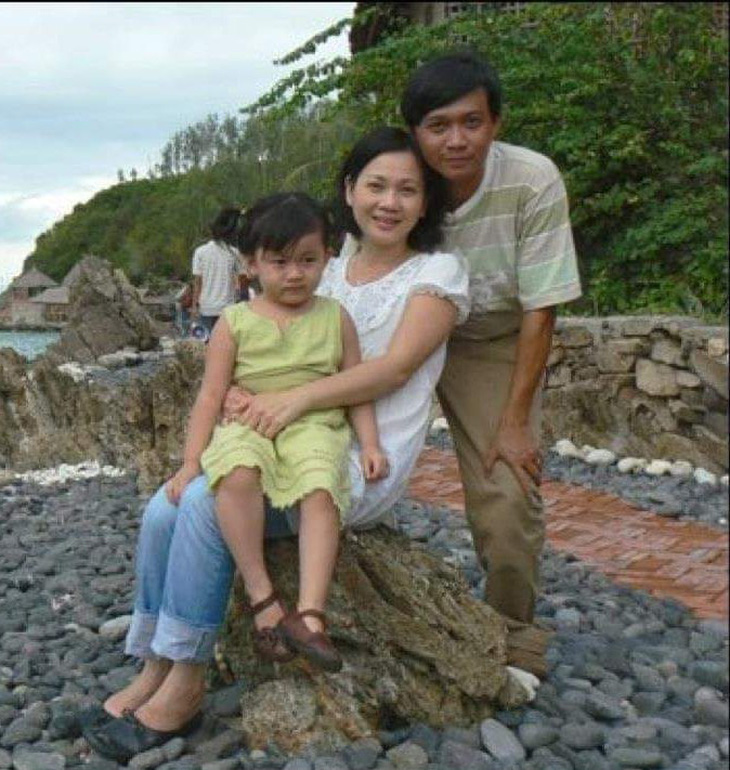 Nghệ sĩ Dị Thảo (bìa phải) cùng vợ - nghệ sĩ Hoàng Trinh, và con gái - Ảnh: Facebook nghệ sĩ Hoàng Trinh