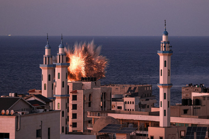 Công trình ở thành phố Gaza bị Israel không kích, ngày 12-10 - Ảnh: AFP