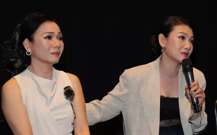 Nghệ sĩ Mỹ Uyên an ủi nghệ sĩ Hoàng Trinh (trái) trong buổi ra mắt phim Mặt trời mùa đông - Ảnh tư liệu