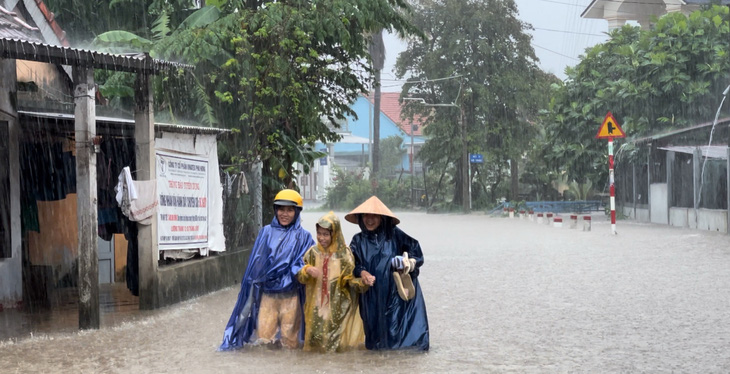 Do mưa lớn, Thừa Thiên Huế đã lệnh cho thủy điện Hương Điền xả nước đón lũ - Ảnh: BẢO PHÚ