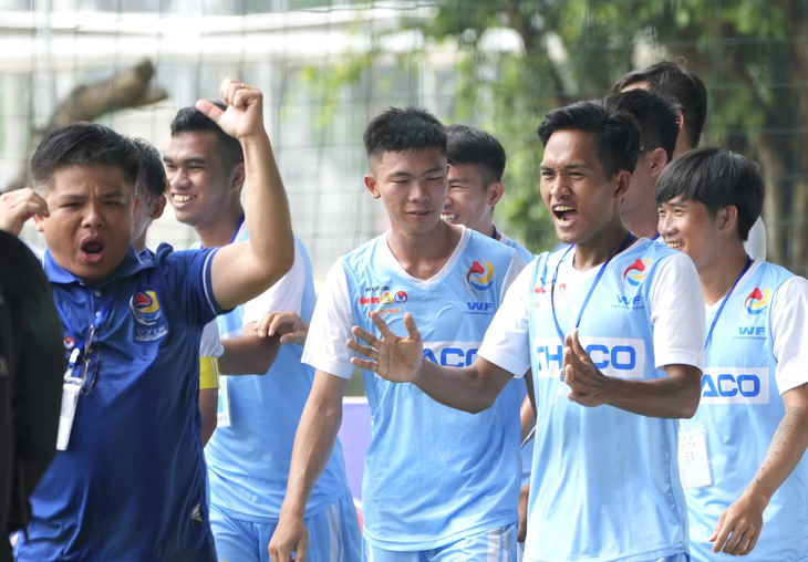 Các cầu thủ công nhân phấn khích tranh tài tại Giải vô địch bóng đá công nhân toàn quốc vòng loại Đông Nam Bộ - Ảnh: HỮU HẠNH