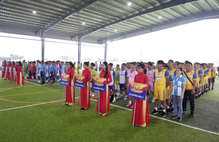 Các đội bóng khu vực Đông Nam Bộ dự lễ khai mạc giải - Ảnh: HỮU HẠNH