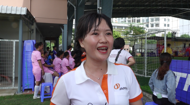 Kim Phượng chia sẻ mình xuất phát ở Bình Thuận lúc 3h sáng để kịp đến sân cổ vũ giải đấu - Ảnh: HẢI TRIỀU