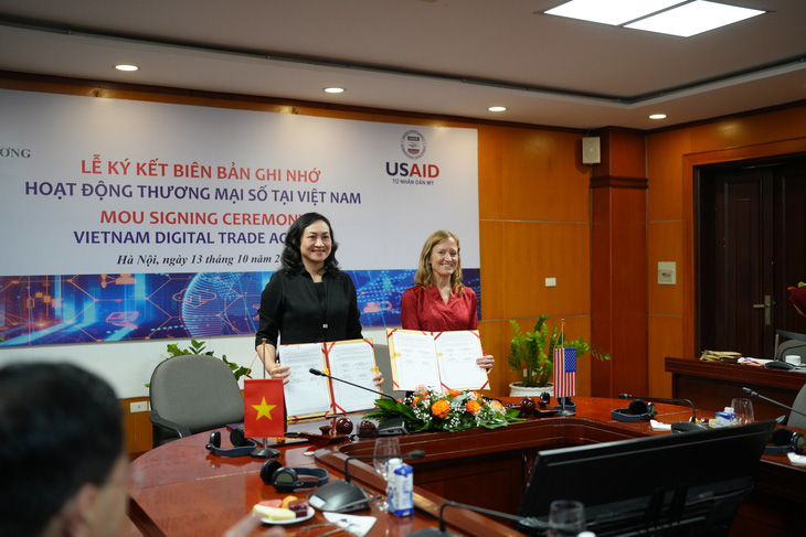 Thứ trưởng Bộ Công Thương Việt Nam Phan Thị Thắng và Giám đốc USAID Việt Nam Aler Grubbs ký bản ghi nhớ về hoạt động thương mại số tại Việt Nam - Ảnh: USAID