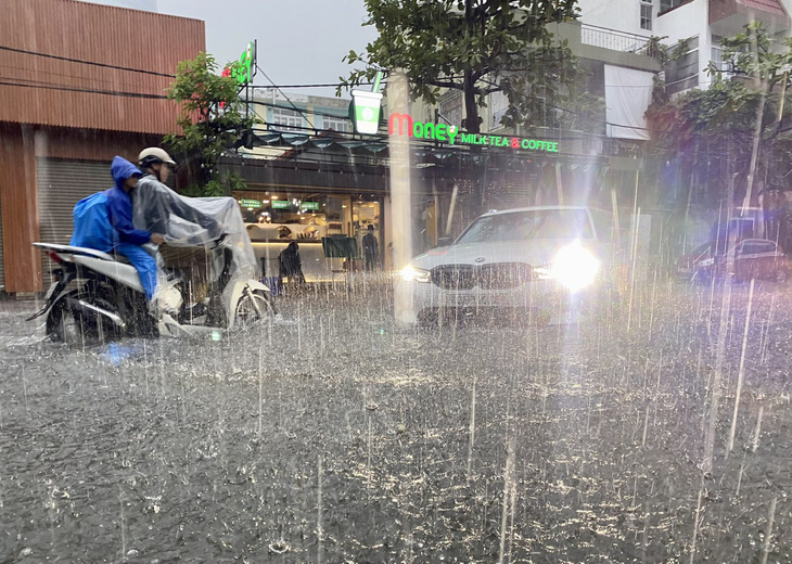 Mưa trắng trời ngay trưa 13-10 tại Đà Nẵng gợi lại ký ức trận mưa lịch sử cách đây đúng 1 năm - Ảnh: TRƯỜNG TRUNG