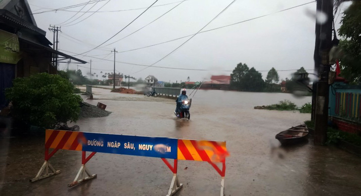 Mưa lớn gây ngập ở một đoạn đường liên thôn tại xã Phong Hiền, huyện Phong Điền, tỉnh Thừa Thiên Huế sáng 13-10 - Ảnh: MINH ĐIỀN