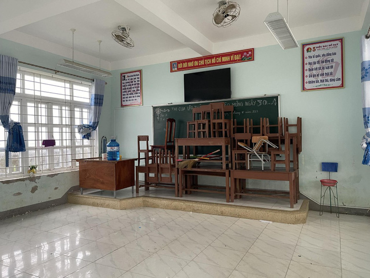 Giáo viên kê dọn bàn ghế, dụng cụ học tập lên cao tại Trường TH & THCS Hải Hòa, ngày 12-10 - Ảnh: QUANG HÀ