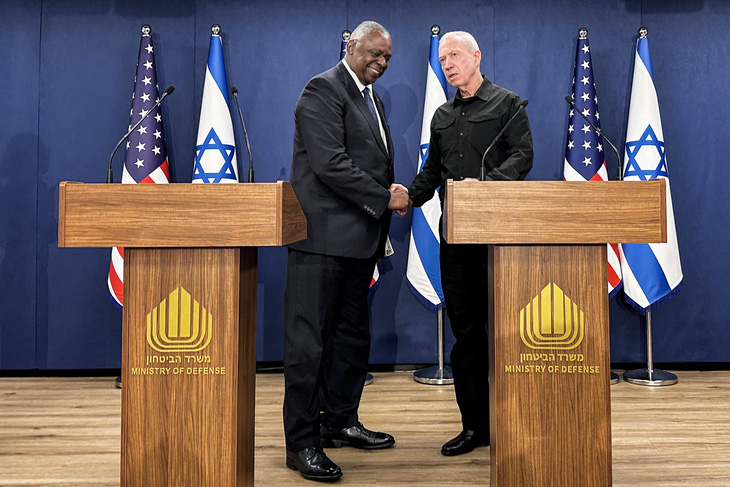 Bộ trưởng Bộ Quốc phòng Mỹ Lloyd Austin và người đồng cấp phía Israel Yoav Gallant bắt tay sau cuộc họp báo chung ngày 13-10 - Ảnh: AFP