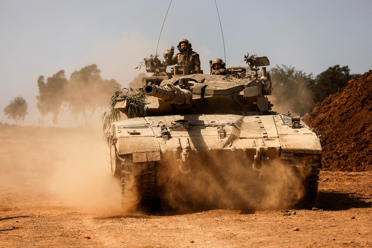Xe tăng Israel tiến vào vị trí gần ranh giới giữa nước này và Dải Gaza ngày 13-10 - Ảnh: REUTERS