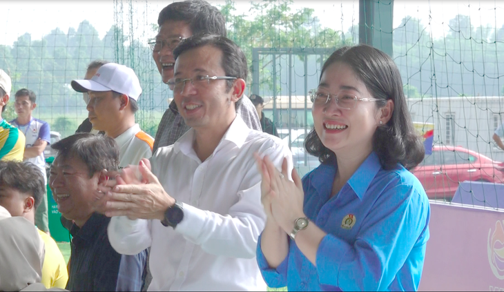 Bà Nguyễn Kim Loan (chủ tịch Liên đoàn Lao động tỉnh Bình Dương) cùng phó tổng biên tập báo Tuổi Trẻ kiêm trưởng ban tổ chức giải Trần Xuân Toàn cổ vũ cuồng nhiệt cho các cầu thủ - Ảnh: HẢI TRIỀU