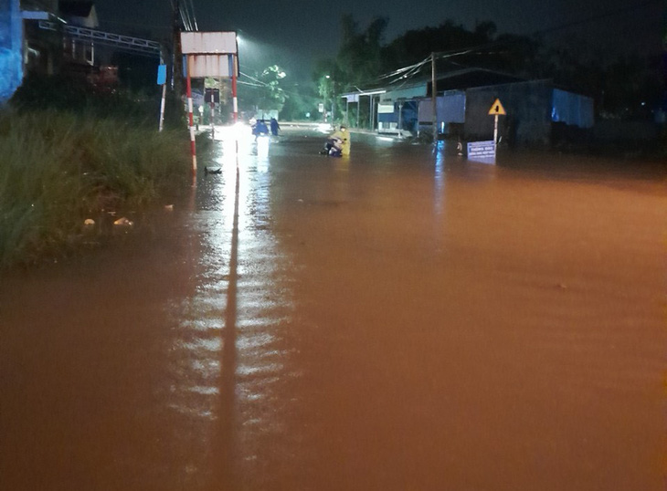 Nước dâng cao ngập đường ở xã Duy Sơn, huyện Duy Xuyên - Ảnh người dân cung cấp
