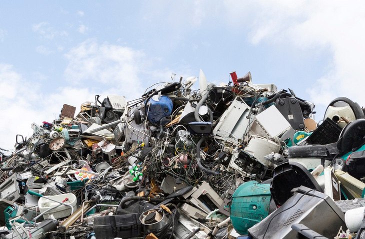 Tỉ lệ tái chế rác thải điện và điện tử trên toàn cầu hiện đã giảm xuống ở mức khoảng 17% - Ảnh: shutterstock