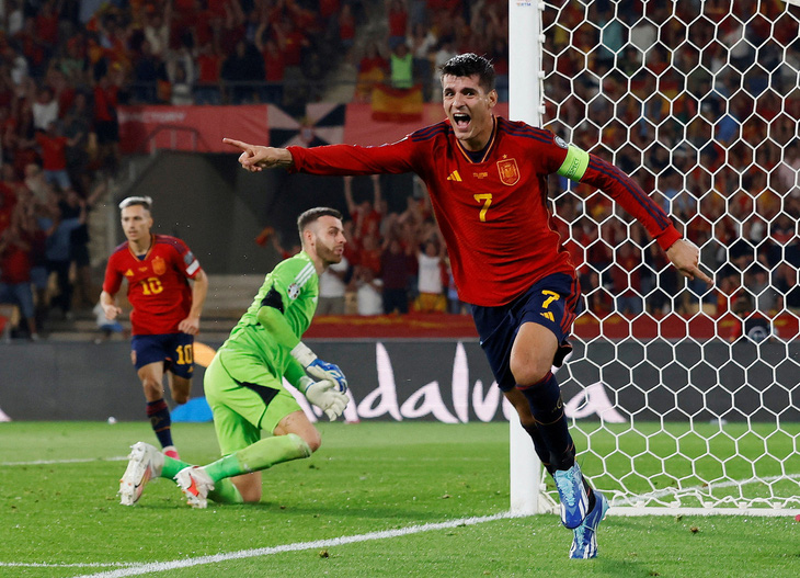 Alvaro Morata ghi bàn giúp Tây Ban Nha đánh bại Scotland - Ảnh: REUTERS