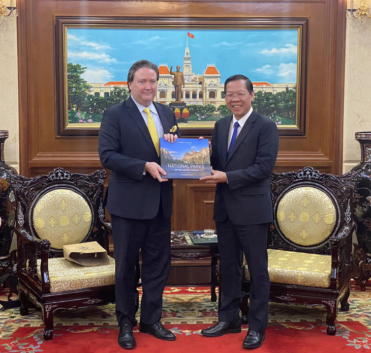 Ông Phan Văn Mãi nhận quà lưu niệm từ Đại sứ Mỹ tại Việt Nam - Ảnh: TRẦN PHƯƠNG