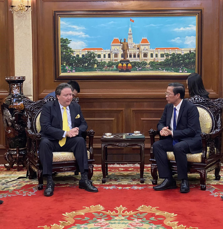 Chủ tịch UBND TP.HCM Phan Văn Mãi trao đổi với Đại sứ Mỹ Marc Knapper tại TP.HCM ngày 13-10 - Ảnh: TRẦN PHƯƠNG