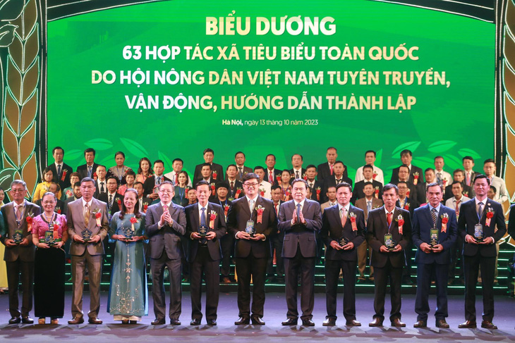 Phó chủ tịch thường trực Quốc hội Trần Thanh Mẫn cùng Chủ tịch Trung ương Hội Nông dân Việt Nam Lương Quốc Đoàn trao kỷ niệm chương cho các hợp tác xã tiêu biểu - Ảnh: C.TUỆ