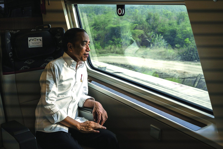 Ông Jokowi đi thử chuyến tàu cao tốc vừa khai trương Jakarta - Bandung.  Ảnh: Bloomberg
