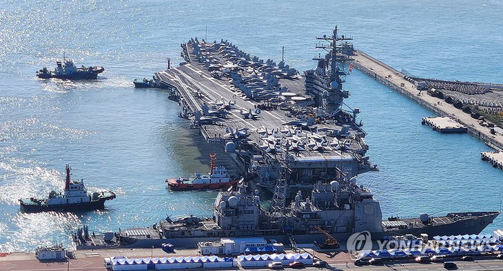 Tàu sân bay USS Ronald Reagan của Hải quân Mỹ cập cảng căn cứ hải quân ở thành phố Busan, đông nam Hàn Quốc vào ngày 12-10 - Ảnh: YONHAP