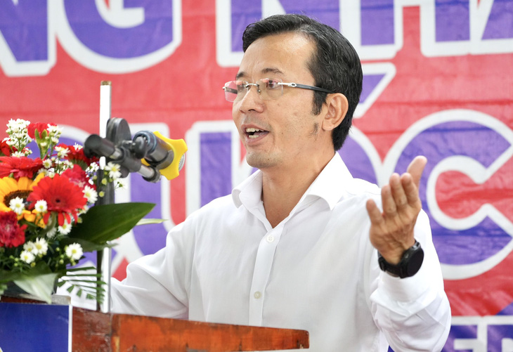 Ông Trần Xuân Toàn - phó tổng biên tập báo Tuổi Trẻ, trưởng ban tổ chức giải - phát biểu tại lễ khai mạc - Ảnh: HỮU HẠNH