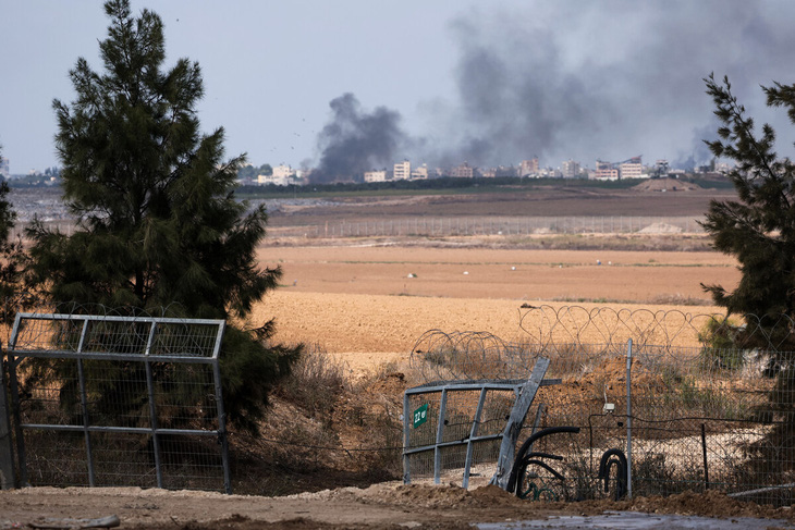 Ảnh chụp vào hôm 10-10 cho thấy một hàng rào bị phá hỏng. Đây là lối đi dẫn vào khu định cư Kfar Aza (miền nam Israel), gần Dải Gaza - Ảnh: AFP