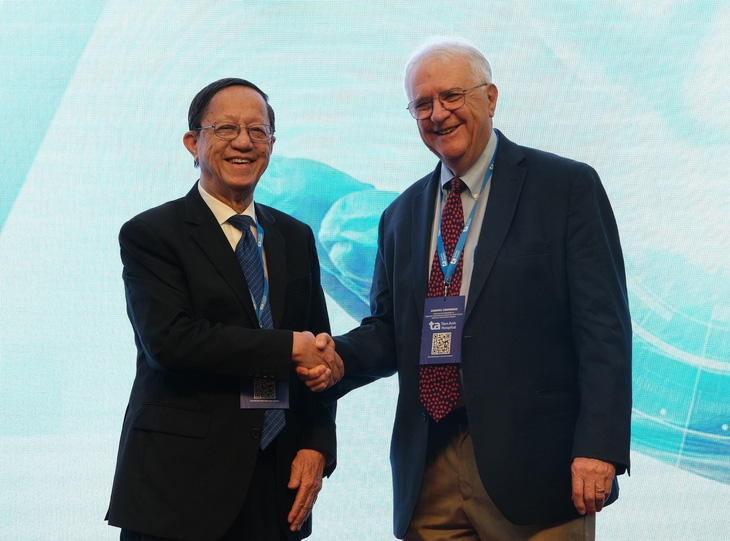 PGS.TS.BS Phạm Nguyễn Vinh và GS.TS.BS Norman Henry Silverman thực hiện nghi thức khai mạc Hội nghị Tim mạch quốc tế 2023 tại Viện nghiên cứu Tâm Anh (TAMRI) - Ảnh: Đ.H.