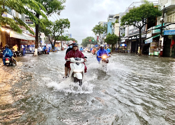Nhiều tuyến đường trung tâm TP Đà Nẵng lênh láng nước sau những đợt mưa - Ảnh: TRƯỜNG TRUNG
