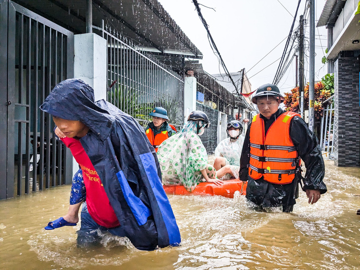 TP Đà Nẵng đã huy động 4.833 cán bộ, chiến sĩ ứng trực tại các địa bàn xung yếu và sơ tán 6.831 người khỏi khu vực ngập lụt - Ảnh: TẤN LỰC