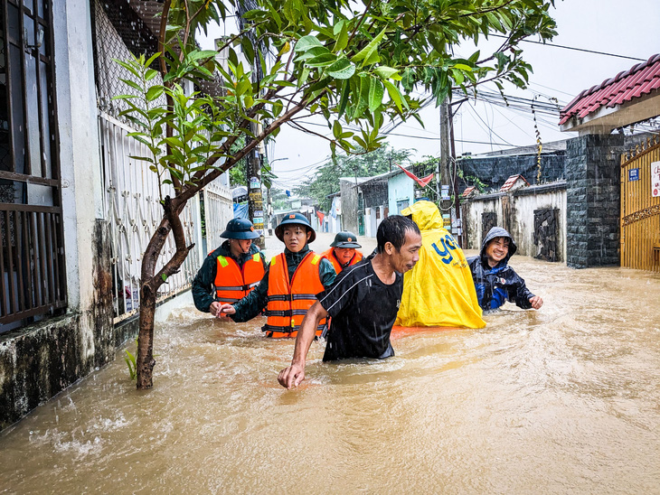 Từ đêm nay miền Trung mưa to, cảnh báo lũ lụt từ Quảng Bình đến Quảng Ngãi - Ảnh: TẤN LỰC