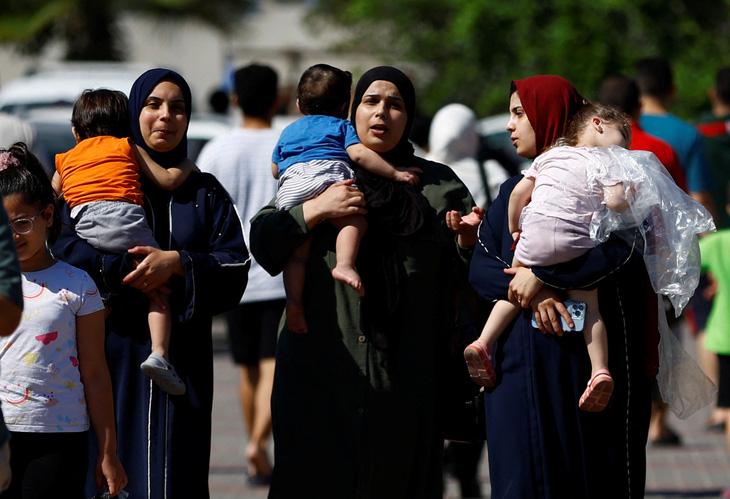 Gia đình nhân viên các tổ chức quốc tế trú ẩn tại một trung tâm của Liên Hiệp Quốc, sau khi Israel kêu gọi hơn 1 triệu thường dân Dải Gaza di chuyển về phía nam - Ảnh: REUTERS