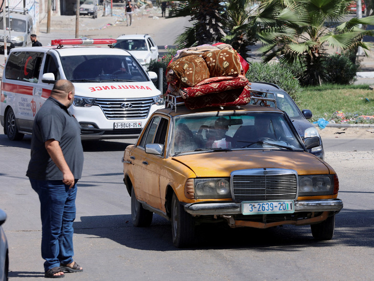 Người Palestine rời bỏ nhà cửa để tiến về phía nam Dải Gaza trong bối cảnh xung đột Israel - Hamas ngày 13-10 - Ảnh: REUTERS