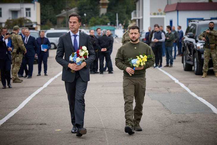 Thủ tướng Hà Lan Mark Rutte (trái) và Tổng thống Ukraine Volodymyr Zelensky tưởng nhớ những người bảo vệ Ukraine đã hy sinh khi đến thăm một cảng biển ở Odessa, Ukraine ngày 13-10 - Ảnh: REUTERS