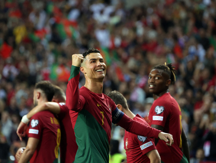 Ronaldo tỏa sáng với cú đúp bàn thắng - Ảnh: REUTERS