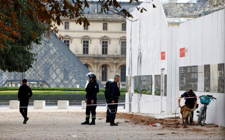 Cung điện Versailles và Bảo tàng Louvre bị dọa đánh bom